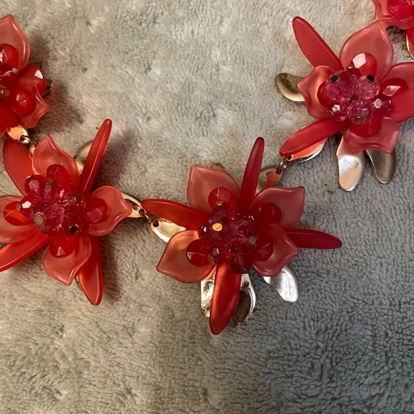 Flower statement necklace - Picture 2 of 3